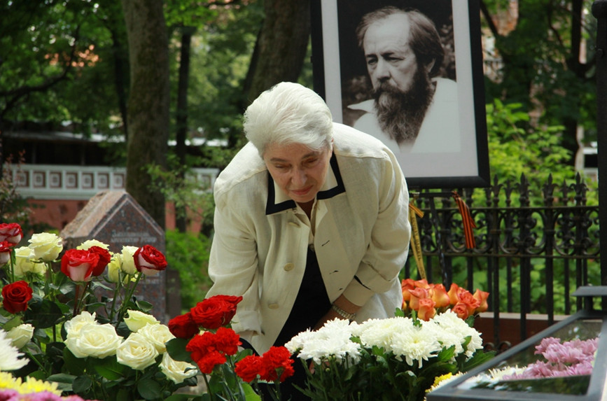 Солженицын похоронен. Жена Солженицына.