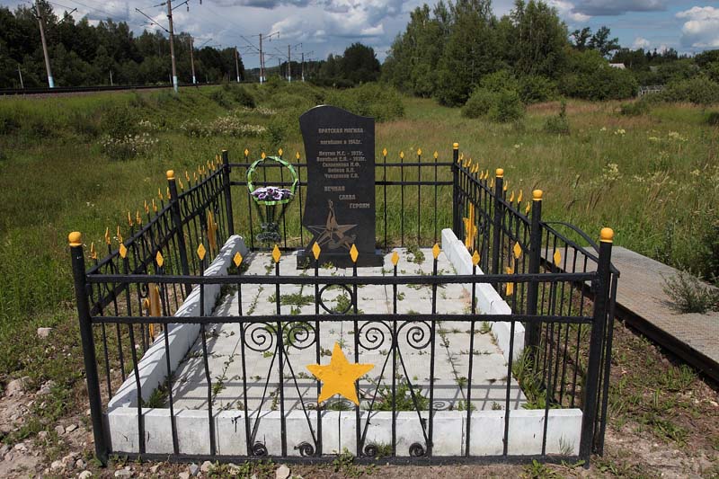 2 - Памятник мирным жителям, погибших в 1942 - Зикеево