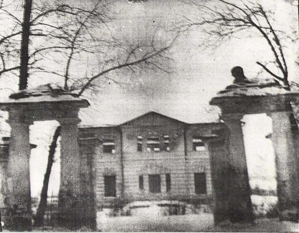 зима 1942 год Взорванное здание школы