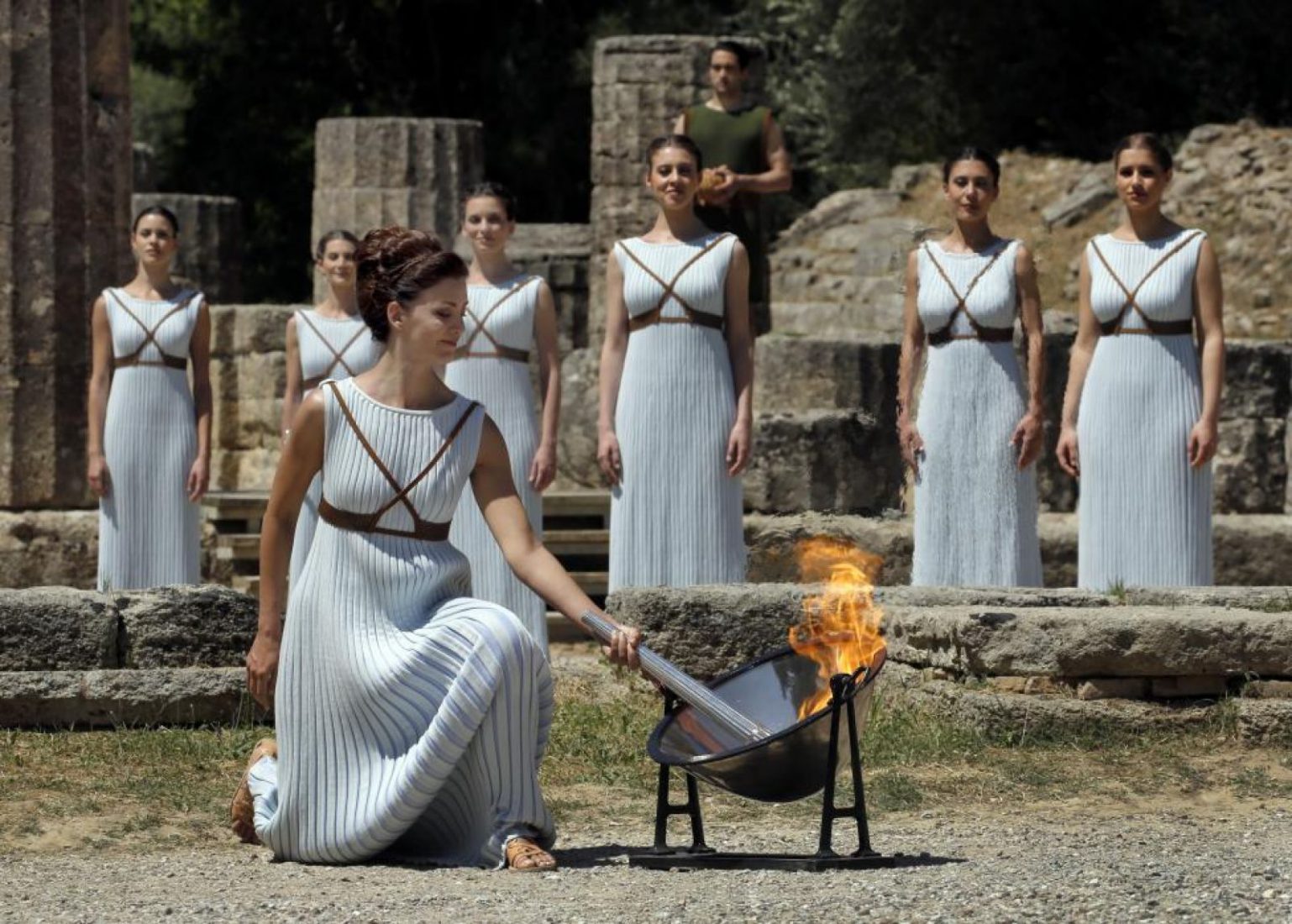 Одежда древних греков на церемонии зажжения олимпийского огня